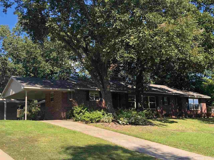 Classic Kingwood home. Wonderful floor plan with two living areas and split bedrooms.   Hardwood floors and tile throughout.  Washer, dryer, refrigerator, gas range oven, dishwasher. Carport.  Outside storage room.  Wonderful street.  Close to parks and shopping.  A great place to call home!