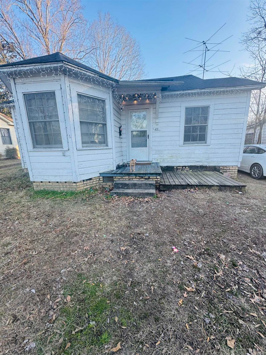 Needing a great investment or affordable home option? Right here it is: 2 bed 1 bath home with washer dryer hook ups, wood floors, and convenient location.   This home can be purchased in package deal with 907 W Calhoun, 913 W Calhoun, and 827 W Main.  Property being sold as-is, where-is. No seller property disclosure available Acreage, taxes, and square footage taken from courthouse records.