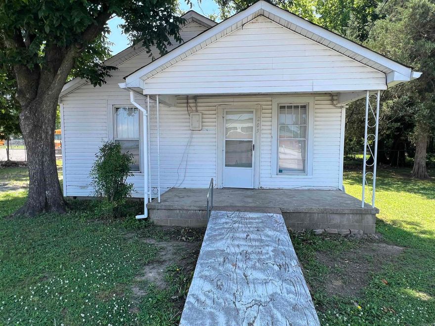Welcome to 205 School St., a perfect starter home for first-time buyers in Bay, AR! This delightful 2-bedroom, 1-bathroom residence offers 816 sq ft of cozy living space. Inside, you'll find a well-appointed kitchen and a convenient dedicated laundry room. The chain-link fenced backyard on the nice level lot provides plenty of space for outdoor activities and pets. Whether you're just beginning your homeownership journey or downsizing, this charming property is an ideal place to call home. Don't miss the opportunity to make it yours - schedule a viewing today and take your first step towards homeownership!