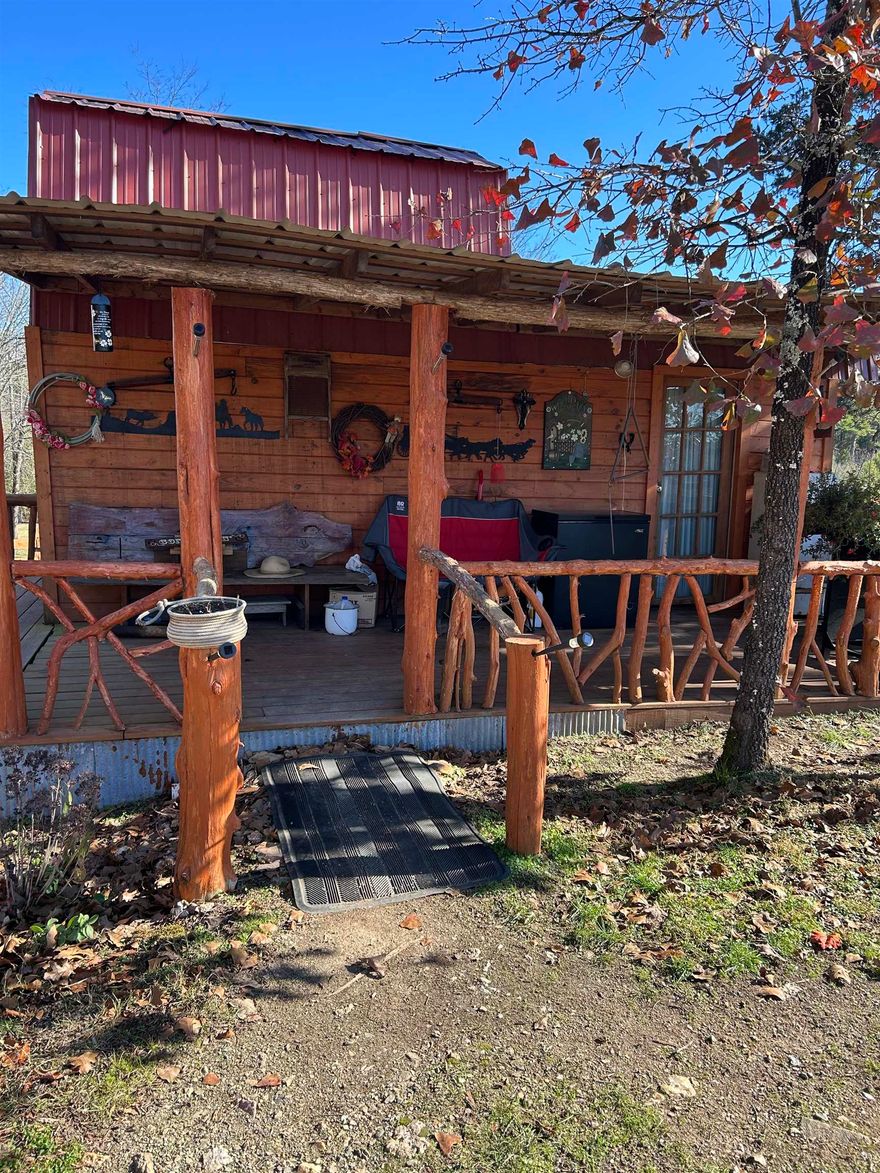 Very unique tiny cabin just half a mile to Lake Ouachita, Cedar Fouche Recreational Area. Places this close to the lake don't come along very often. Great little get-a-way for the fishing enthusiasts!
