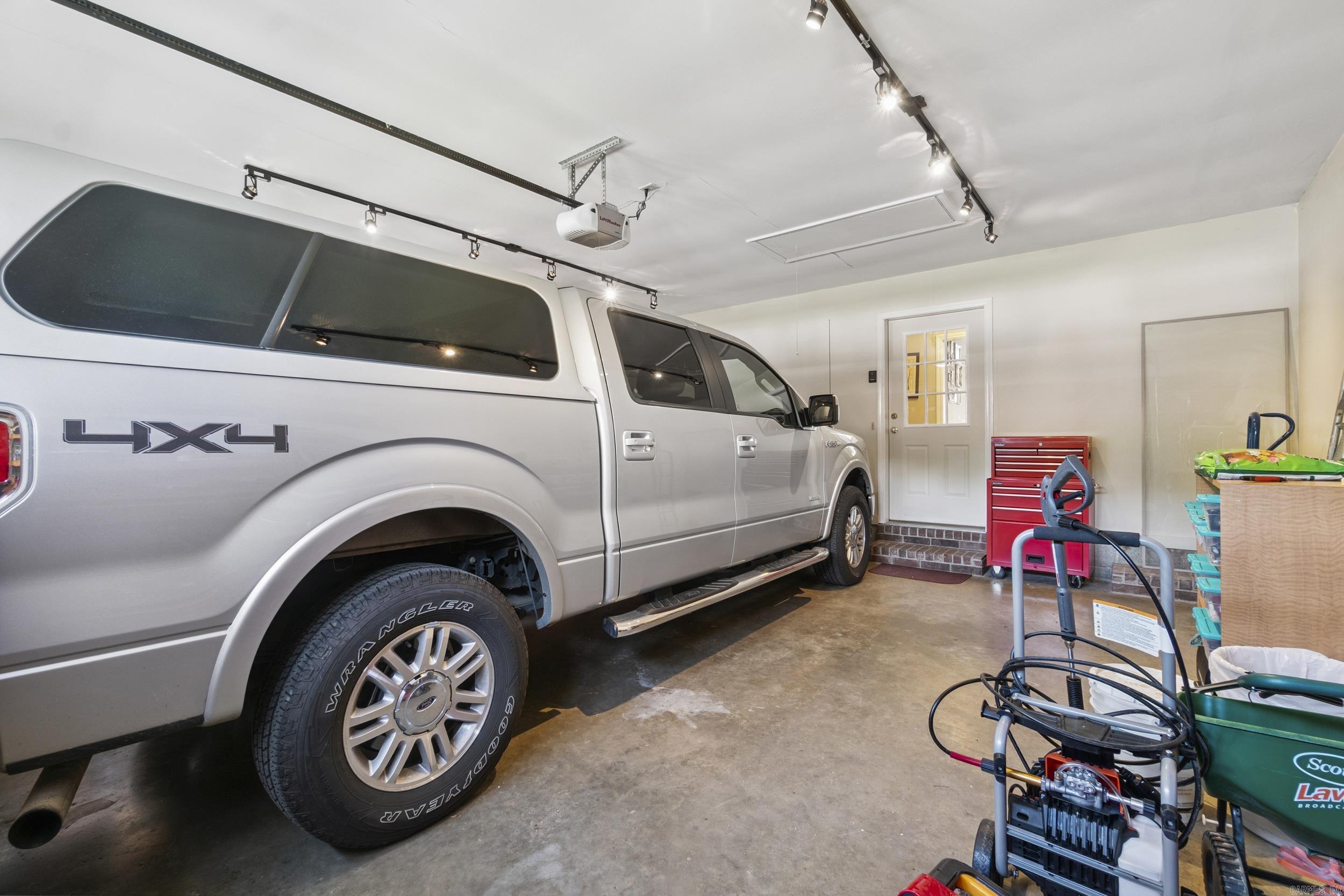 FIELDS FARM - Residential