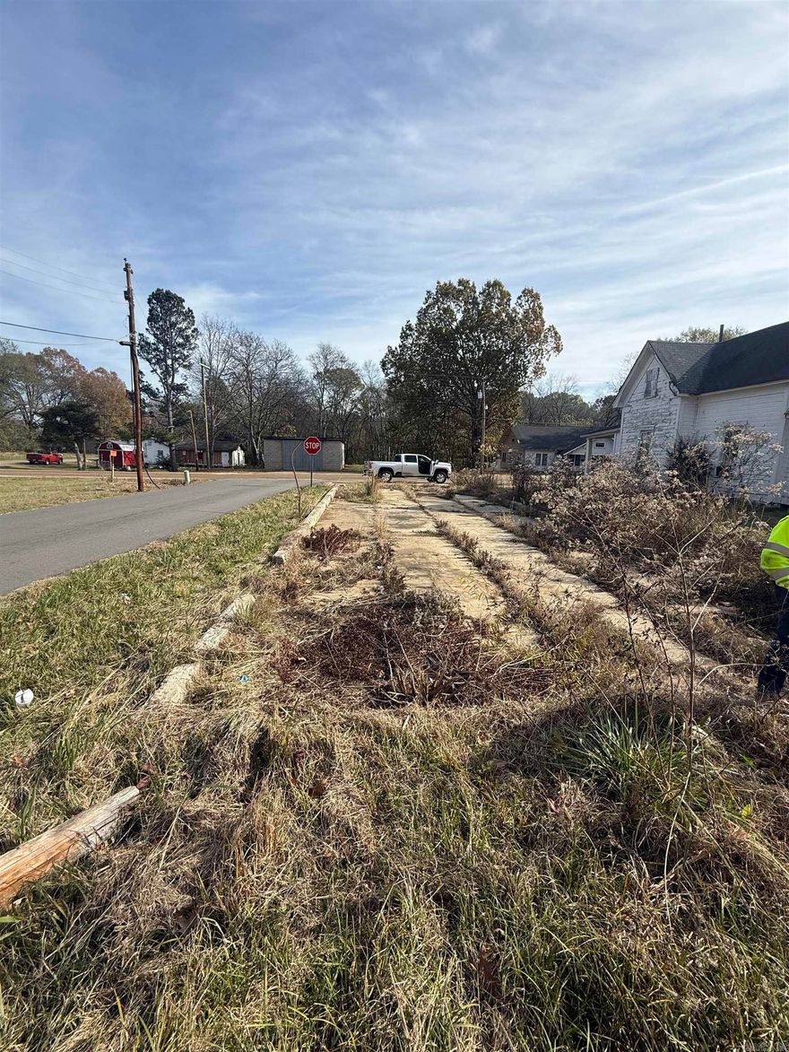 5,250 sqft Lot available on N Myrtal street in Warren, Ar. Seller is unaware of any restrictions or zoning on this property.