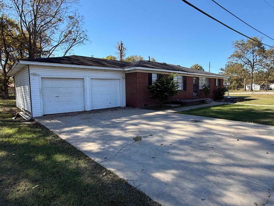 Welcome to 101 Carver Street in McGehee!!!! This home has the space and potential to be fabulous! Come take a look for your self!!! Selling AS IS!