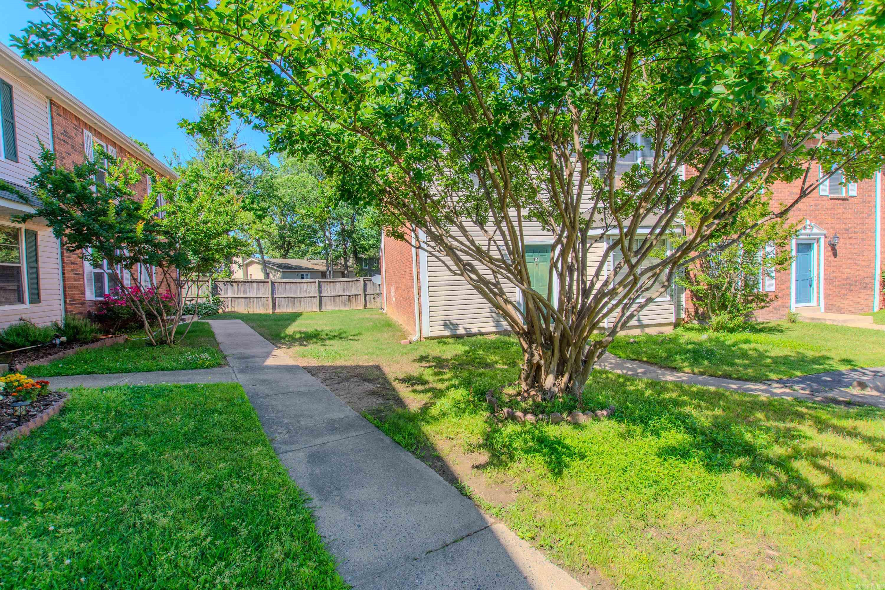 OAKCREST MANOR TWNHMS - Residential