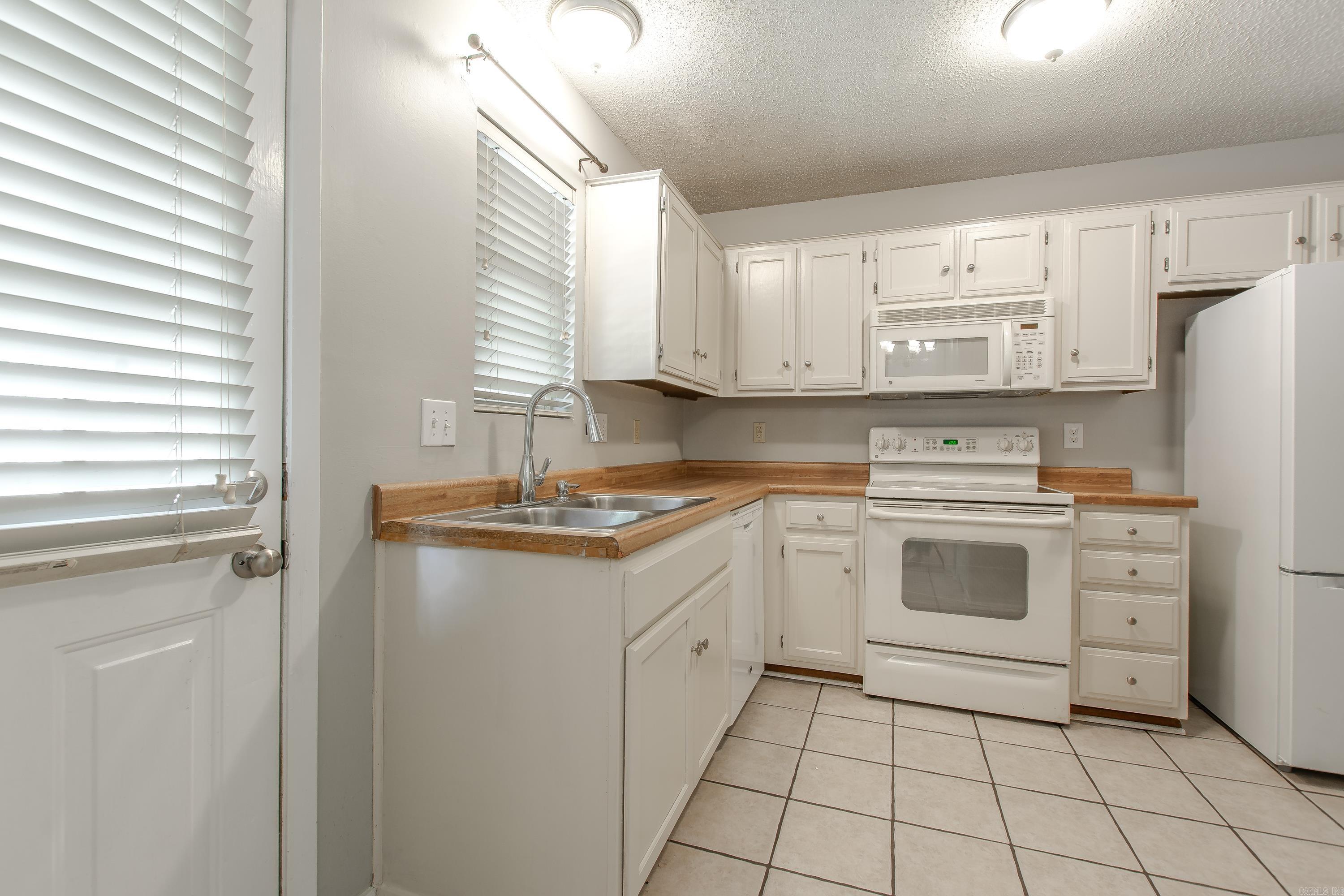 OAKCREST MANOR TWNHMS - Residential