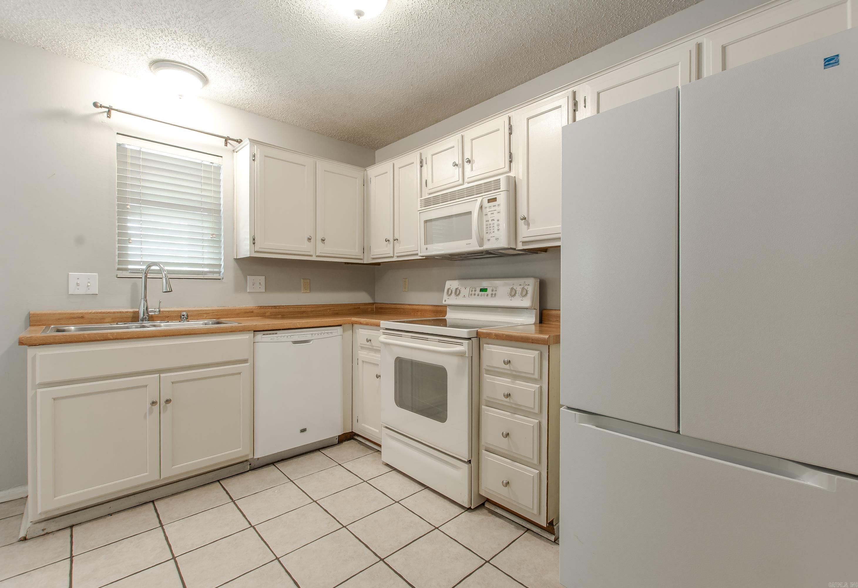 OAKCREST MANOR TWNHMS - Residential