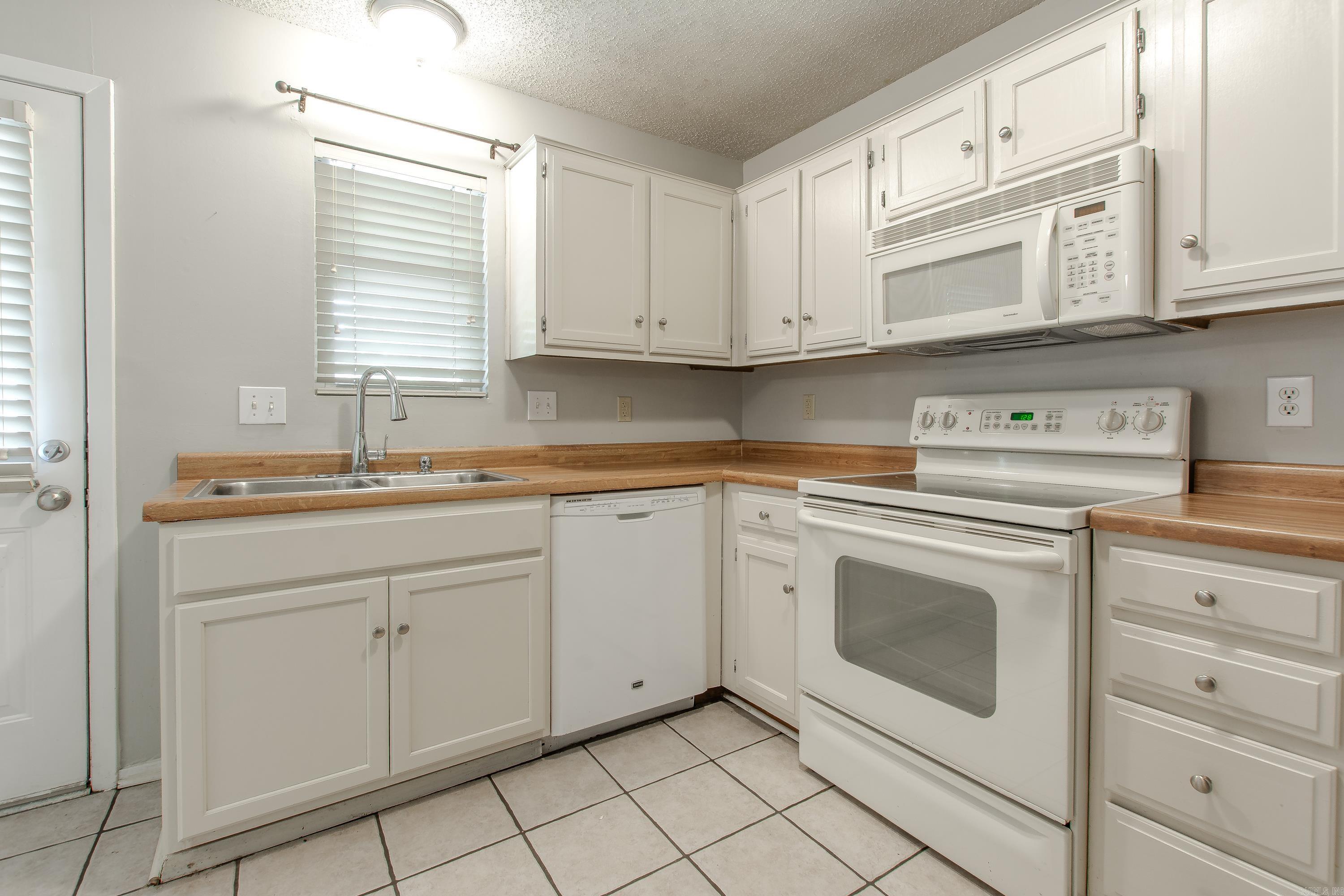 OAKCREST MANOR TWNHMS - Residential