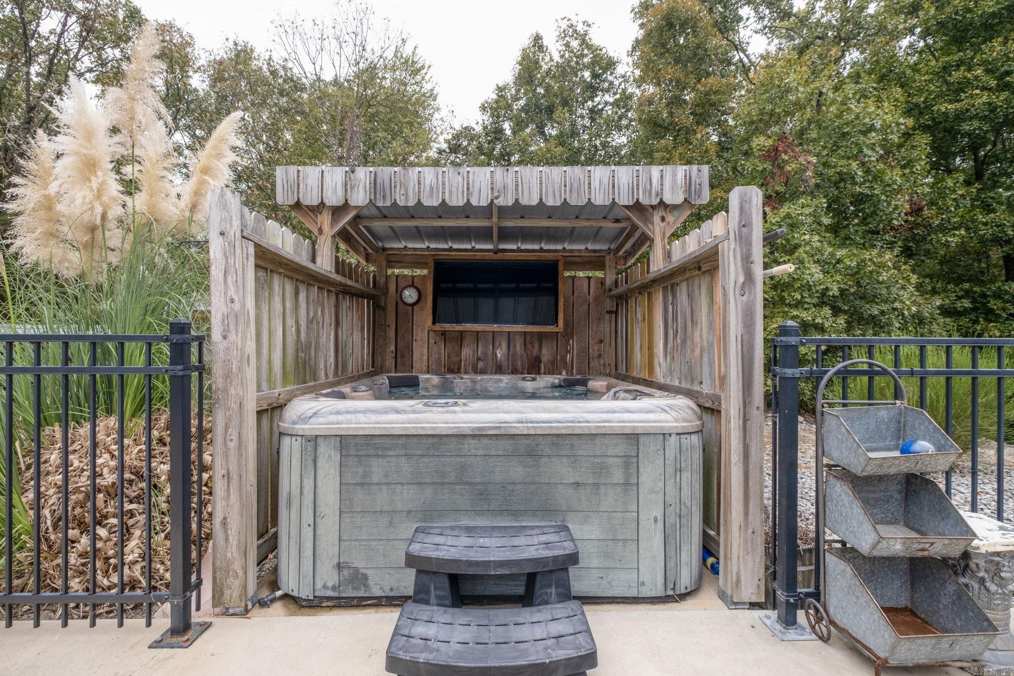 NORTH HILLS ESTATES - Residential