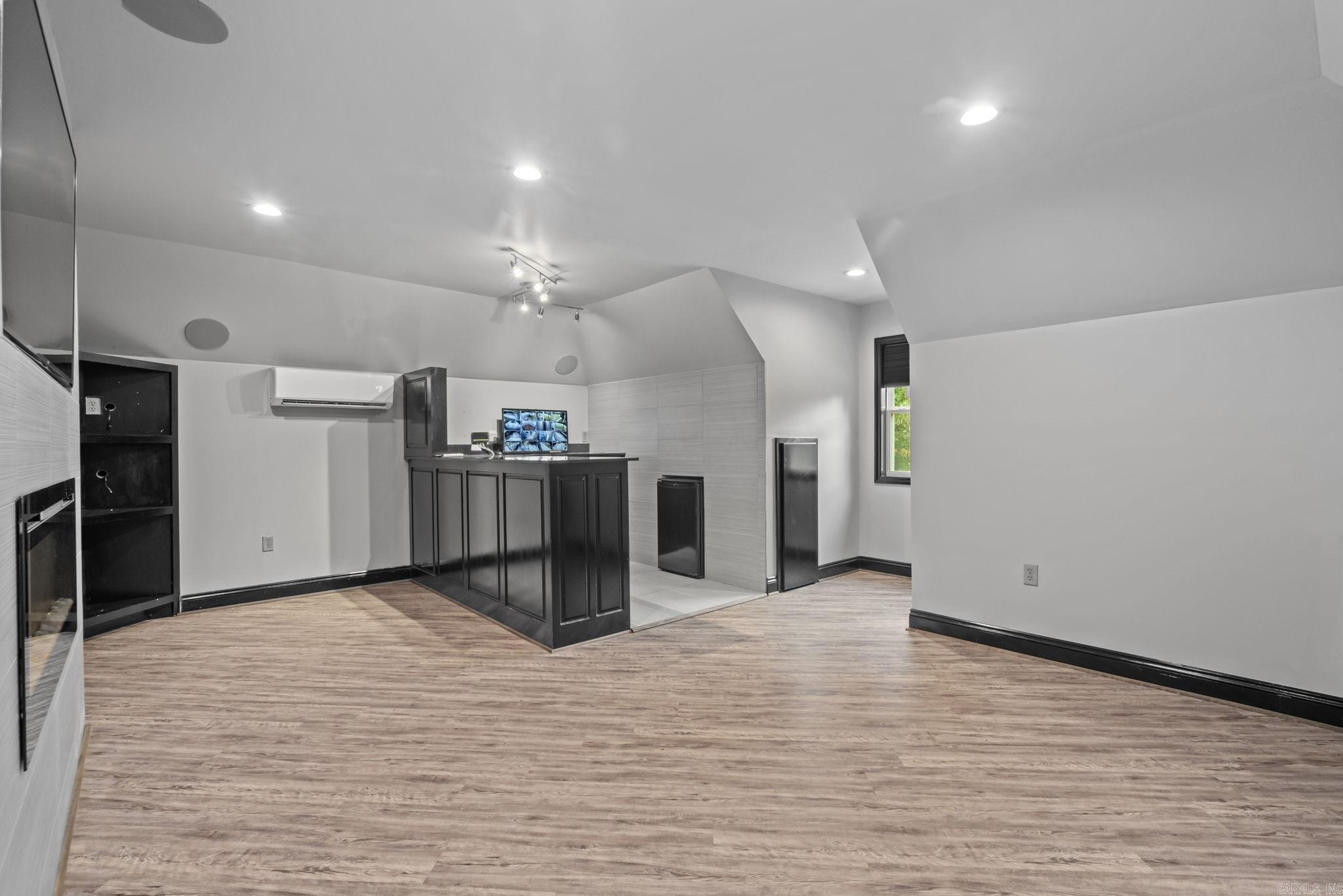 NORTH HILLS ESTATES - Residential