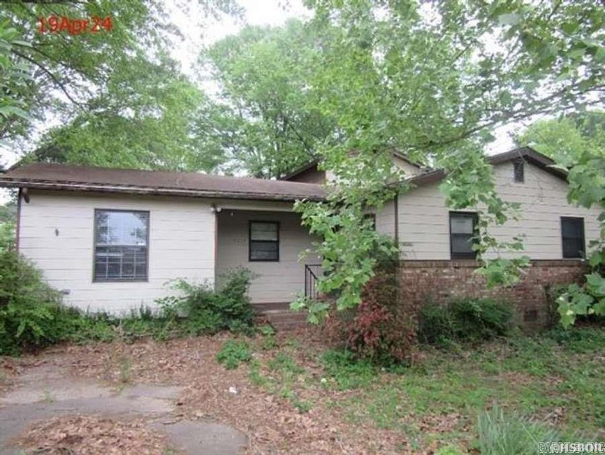 MALVERN... 4BR 2 full bath $80,900!! 1528 sf main house with 256sf in upper BR for total of appx 1781sf; corner lot, 18x20 carport with 10x18 C-port storage, chain link fenced backyard; open kitchen/dining with all appliances in place but seller does not guarantee their condition; office room & bonus room in addition to family room; "The subject is in an online real estate auction. All offers must be submitted through the auction website Auction.com; please contact agent for showings or offers