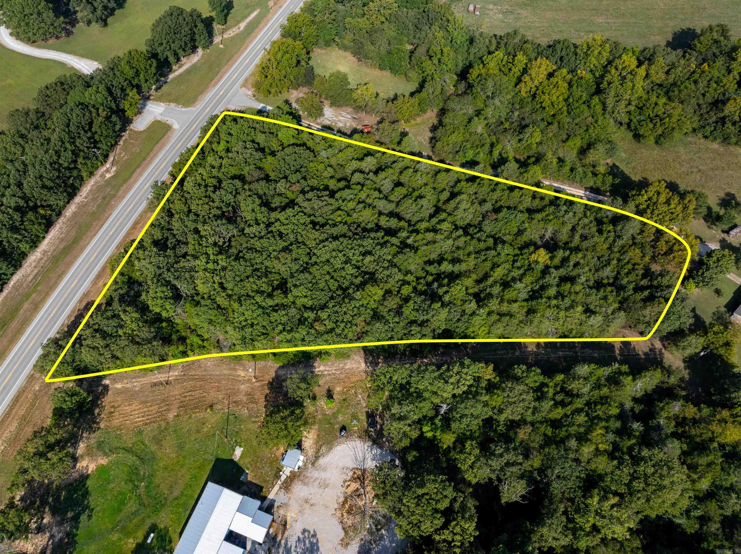 Now available: a beautifully wooded 3.73 +/- acre property located just north of Cave City, offering substantial frontage along Highway 167. This versatile land presents numerous possibilities, whether you're looking to build a home or establish a business. It's convenient locationāonly minutes from both Cave City and Evening Shadeāmakes it an ideal choice. Some utilities are available at the road, making development even easier. Don't miss out on this prime opportunity!