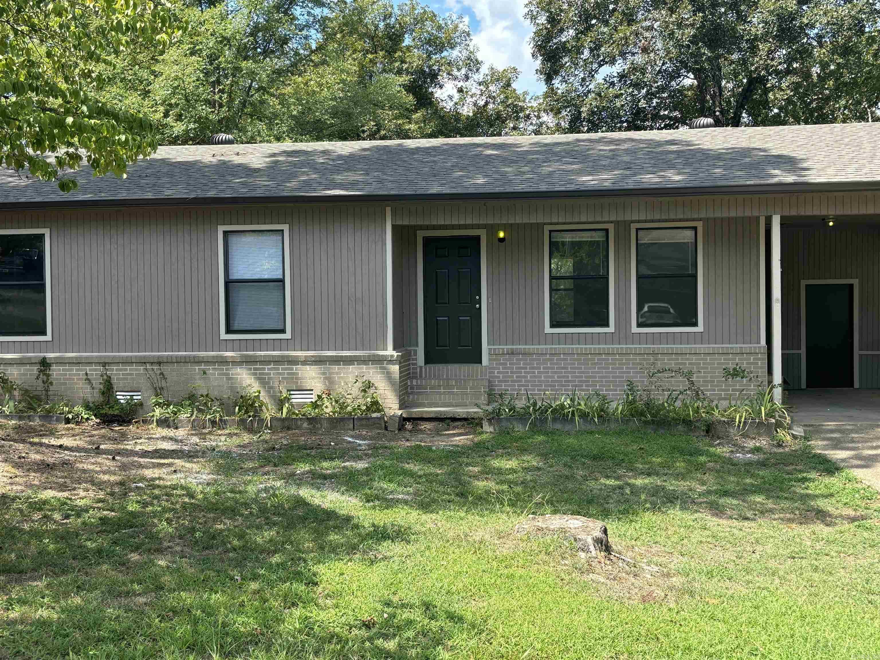 Move fast! This newly updated 3-bedroom in Lake Hamilton School District wonāt last long. Featuring a 2024 roof and gutters, fresh paint inside and out, new flooring throughout, plus gorgeous granite counters in the kitchen and bathrooms. Huge backyard for entertaining, gardening, or family fun. All thatās missing is YOU!