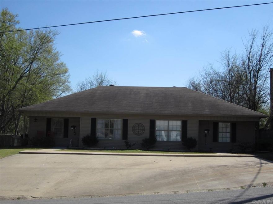 This Duplex is perfect for Investing! No work needed! Both sides already rented out at $650 per month. Beautiful eat in kitchen, nice size living room and covered patio area! This is a MUST see!!!