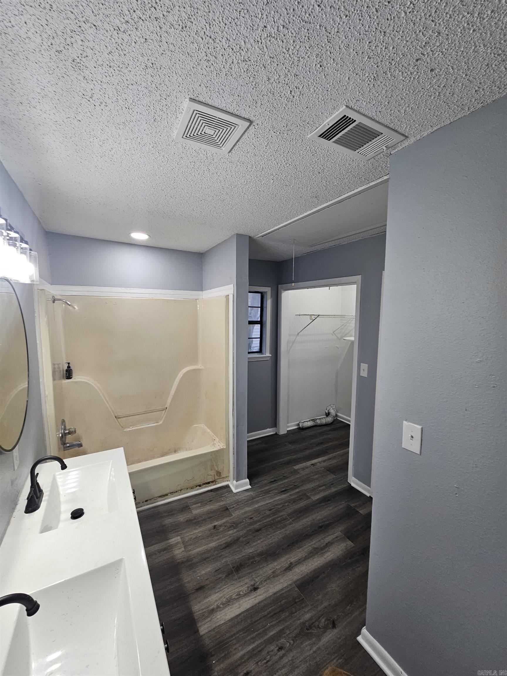 Lund and Hill Original - Residential Lease