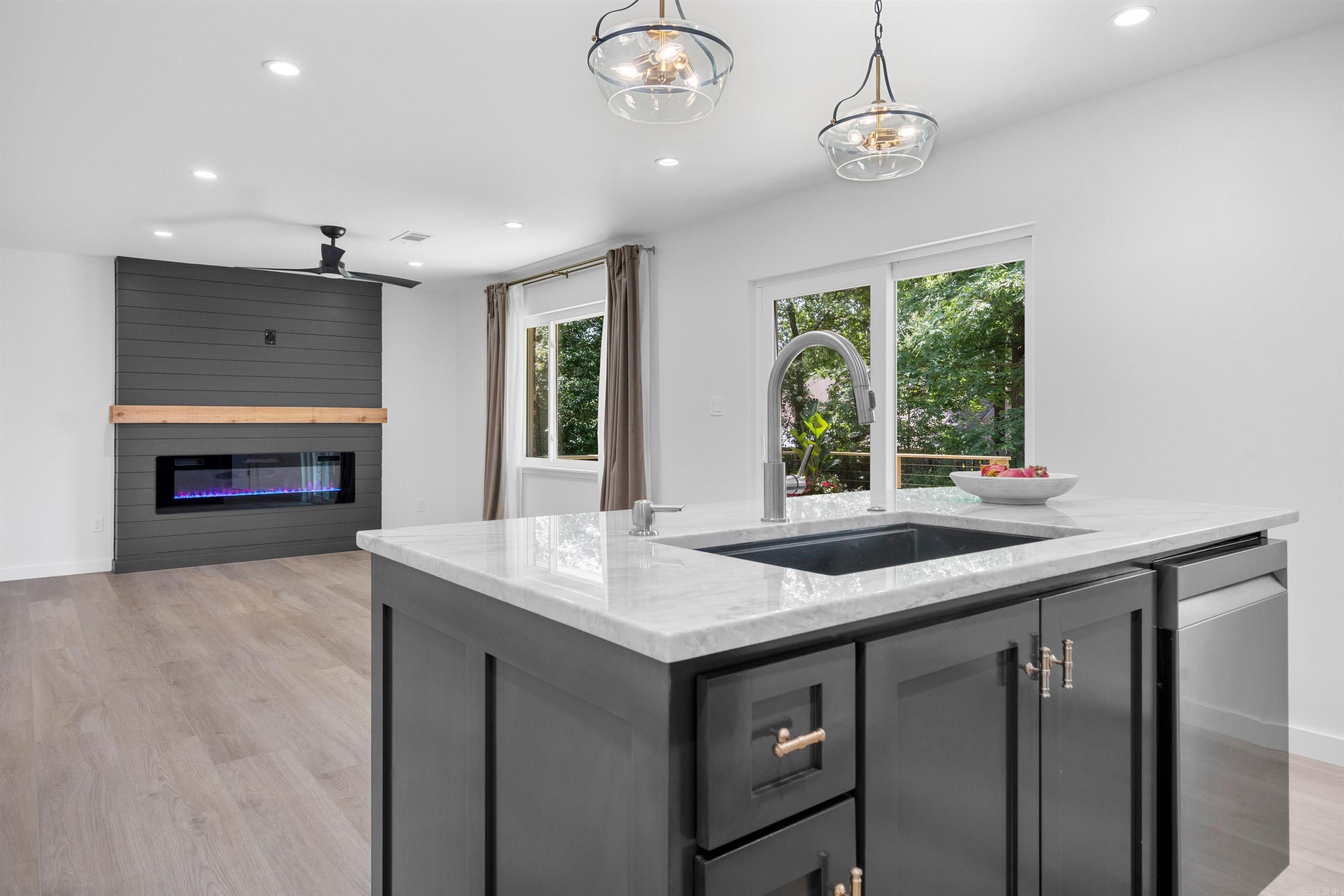 WOODLAND HILLS - Residential