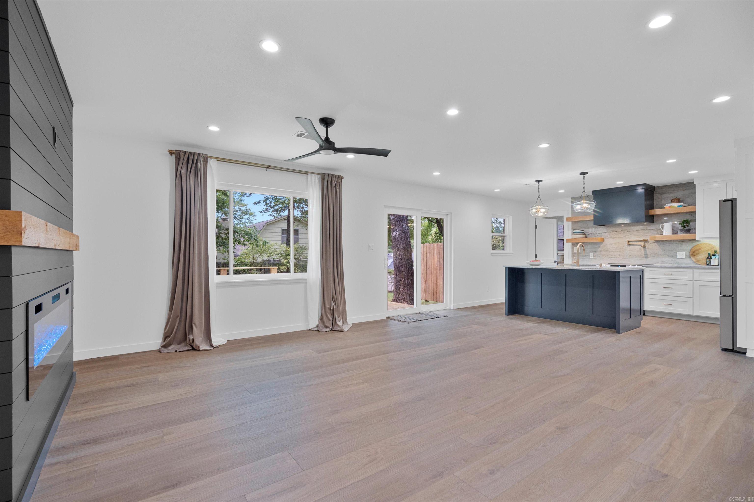 WOODLAND HILLS - Residential