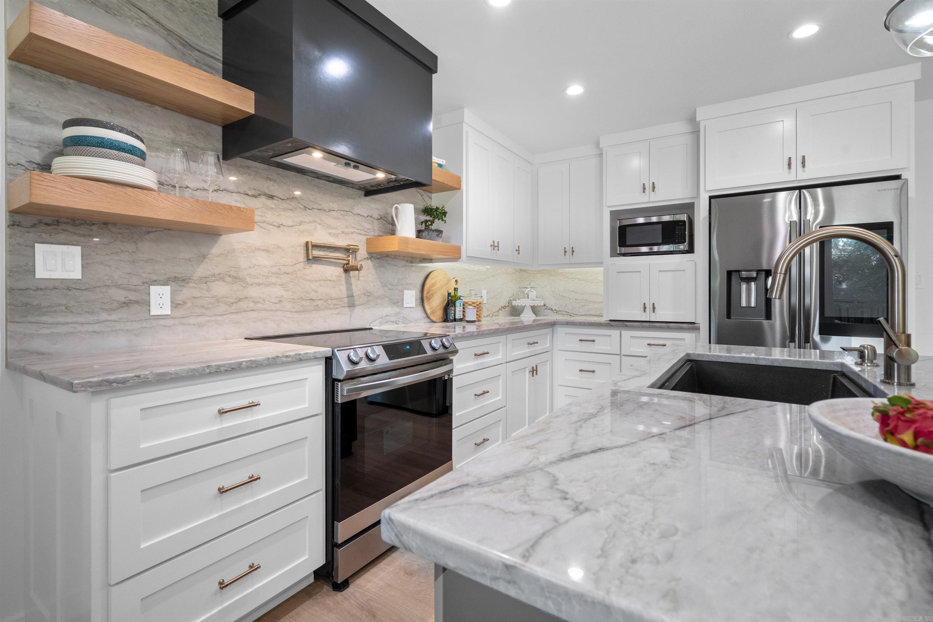 WOODLAND HILLS - Residential