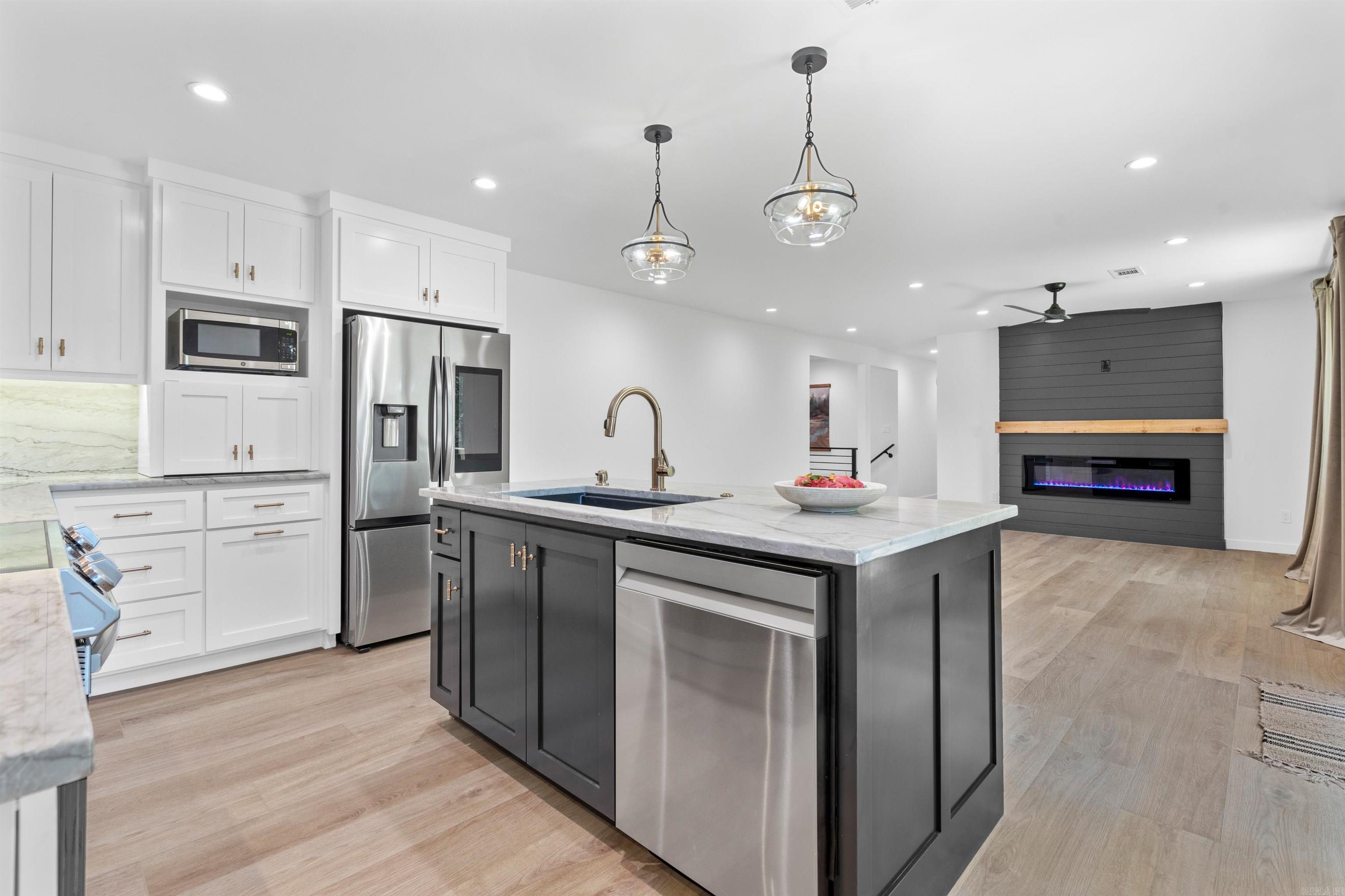 WOODLAND HILLS - Residential