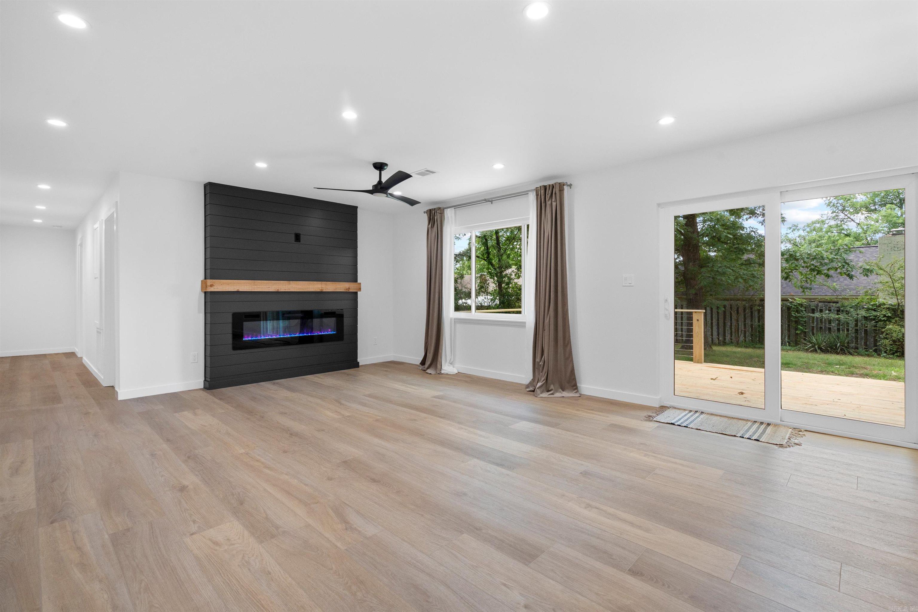 WOODLAND HILLS - Residential