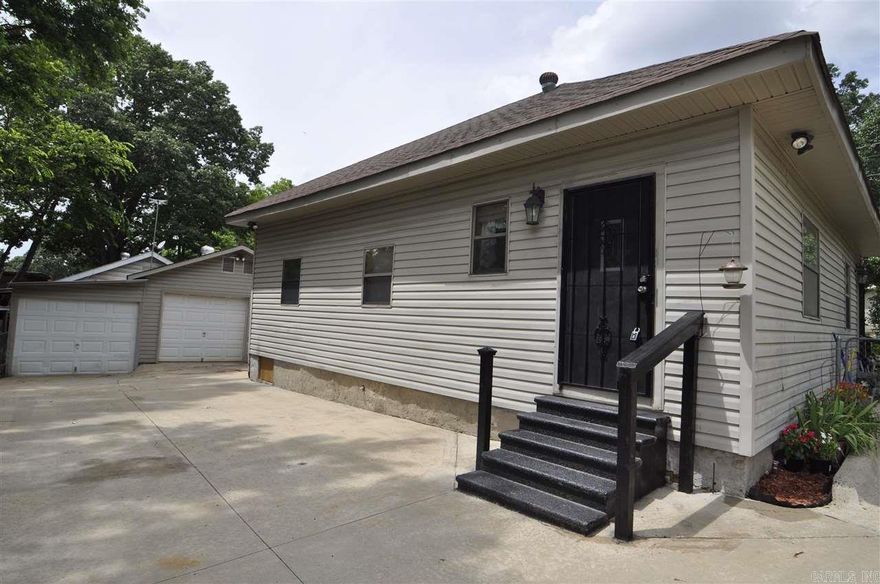 WASHER, DRYER, REFRIG. AND GUN SAFE INCLUDED WITH THIS HOME!!! LARGE DOUBLE SHOP AND STORAGE BUILDING!!! NEW HARDWOOD FLOORING AND TONGUE AND GROVE WOOD CEILINGS THROUGHOUT! GAS STOVE AND LARGE PANTRY SPACES IN THE KITCHEN! WALK-IN SHOWER IN MASTER BATH AND TUB/SHOWER COMBO IN 2ND BATH. FENCED IN YARD! EXTRA LARGE DRIVEWAY! WALK TO SCHOOL OR THE PARK! QUIET, SAFE NEIGHBORHOOD! BENTON SCHOOLS!