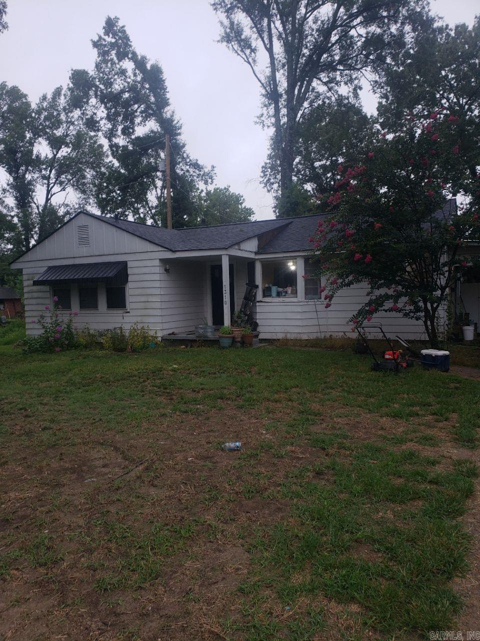Nice 2 bedroom 1 bath home located close to the high school. VERY large yard for the subdivision.