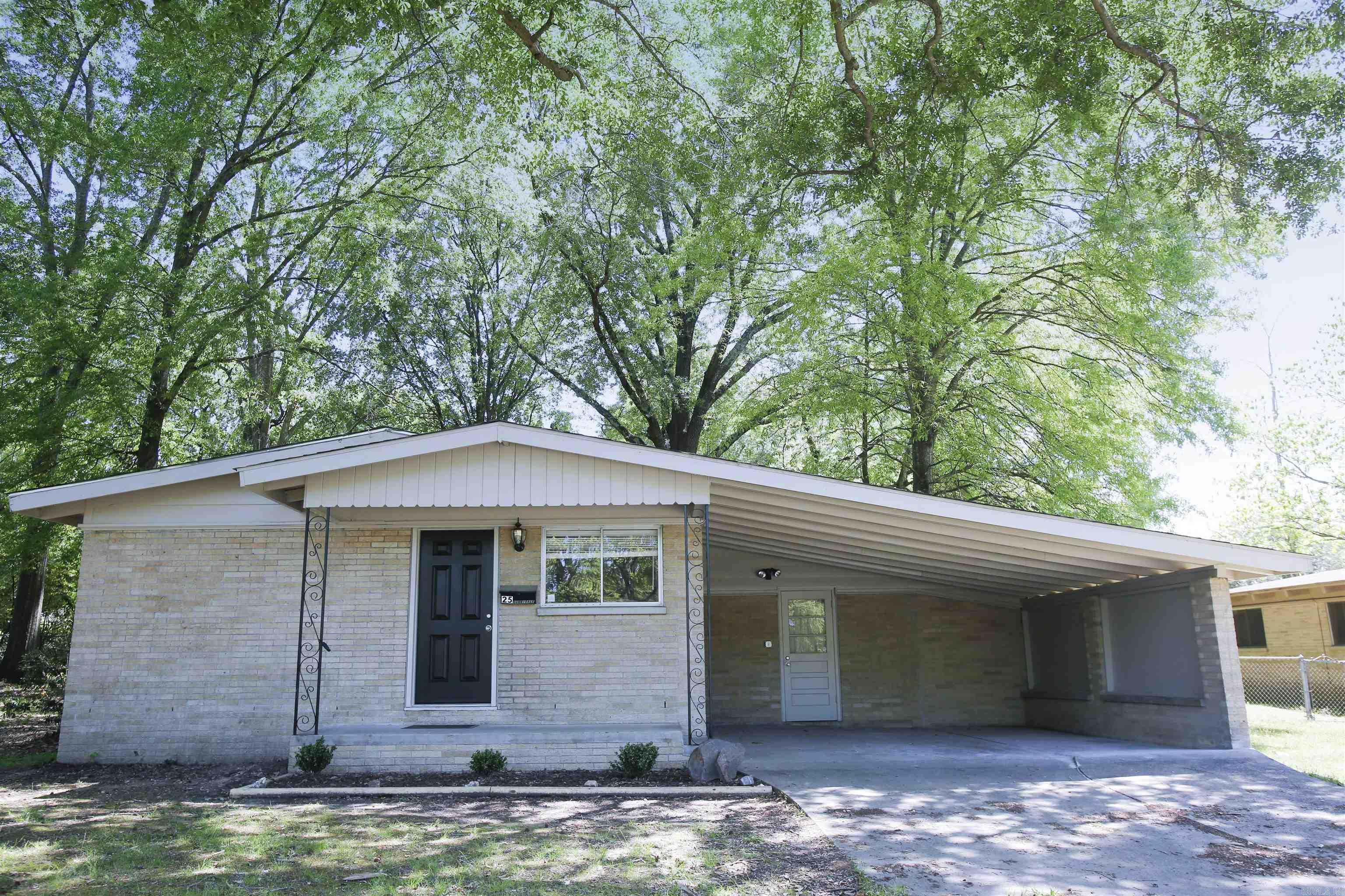 Cute home in Southwest Little Rock. Beautiful refinished hardwoods throughout. Great eat-in-kitchen with granite countertops that is perfect for enjoying family meals. Plenty of built-in storage space. Small back patio with a fenced yard that is perfect for kids or pets to run off some energy. This property is managed by Hoffman Team so beware of scammers - we will never ask you to Cashapp us money. The lease for this property is for 18 months to 2 years with a 3% increase after the first year. Income must be 3x the amount of rent. Deposit, first monthās rent, and the $50 administration fee due before move in. This property does not accept section 8. .