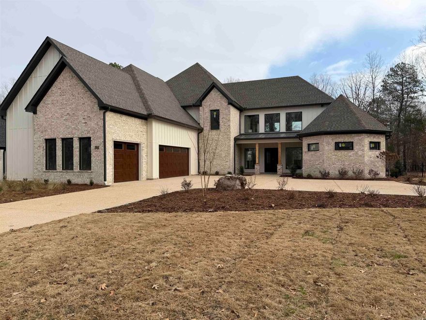 Beautiful Bayou Gated Neighborhood, Wonderful Traditional Home Heated pool with hot tub, 3 Car garage