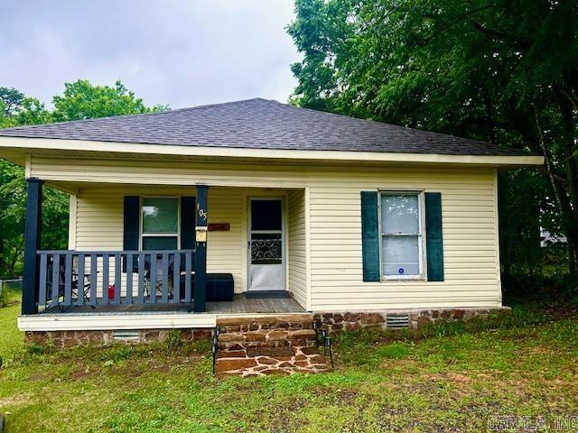 Welcome to the market this charming 2 bedroom 1 bath home in beautiful Heber Springs Arkansas. Just a short walk to Spring Park and minutes from the stunning Greers Ferry Lake and Little Red River. This home offers both convenience and character. Whether you're looking for a full time residence, weekend retreat, or investment opportunity, this gem is ready for your personal touch. New roof was added in 2024 along with kitchen, bathroom updates and more. Don't miss out get your showing scheduled today.