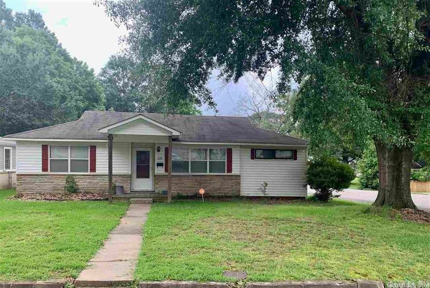 Charming home on a corner lot close to downtown Benton, original hardwood floors, fenced in backyard. HVAC replaced in 2013