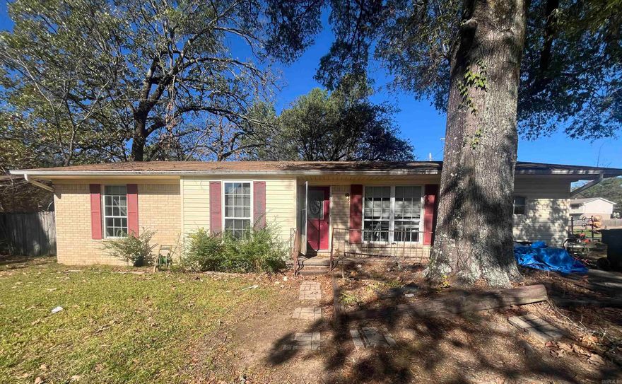 ATTENTION INVESTORS and First Time Home Buyers!!!!!! 4 bedroom 2 Bathroom in Lake Hamilton School District with large front yard. Right next to community park and close to National Park Community College.