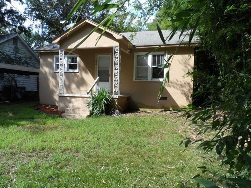 Attention investors or 1st time home buyer! Priced to sell quick, this home is located close to the park, area attractions such as Oaklawn, shopping, restaurants, hospitals. Central heat only three years old.