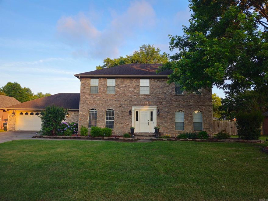 What an amazing find in the very established and sought-after Royal Oaks! This home has two large living areas, kitchen with bar and nook, dining, and office/bedroom downstairs with four bedrooms upstairs. You will find the kitchen and pantry are friendly to the chef and the huge backyard is ready for entertaining on the extended patio and covered deck. Each closet has custom built-ins and the garage has tons of room for your cars and stuff.