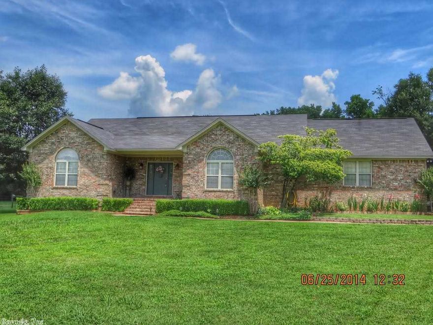 Center Valley home lying on 5+/- pristine acres complete with a pond, barn, and in-law quarters. Quiet country setting within a golf cart's ride to Russellville Country Club and minutes from town. 2500 sqft of quality features including real hard floors throughout, granite counter-tops, marble flooring in bathroom, walk-in shower and jacuzzi, 9' ceilings, and crown molding.