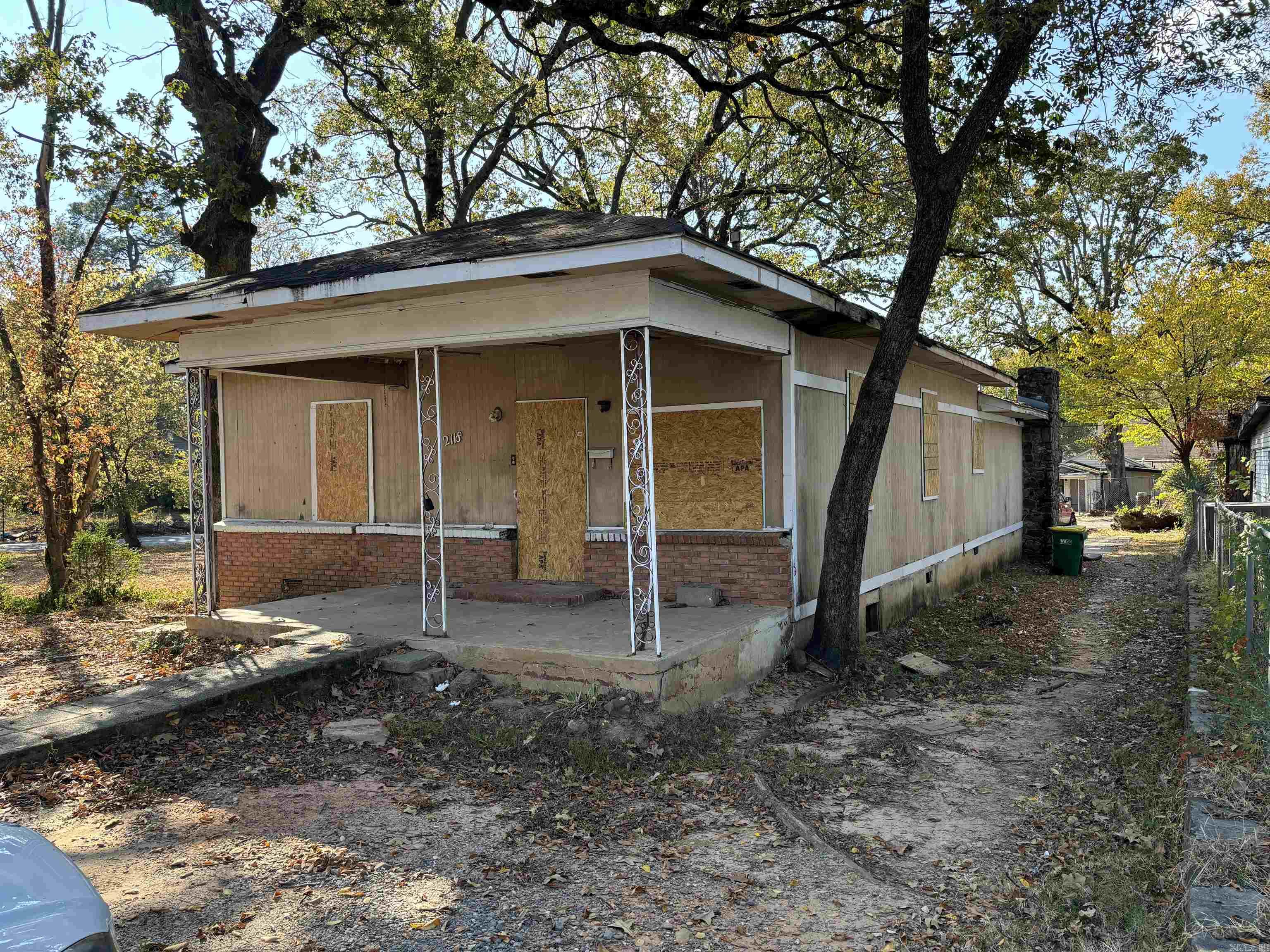 Great investment opportunity on this fixer upper in the prime growing location just a few blocks from the Capitol and only 7 min to UAMS!  "ASK ABOUT SPECIAL FINANCING OPPURTUNITIES" Owner occupants may finance the repairs with minimal down payments in the primary markets see if you qualify by clicking here www.dustinswigart.com