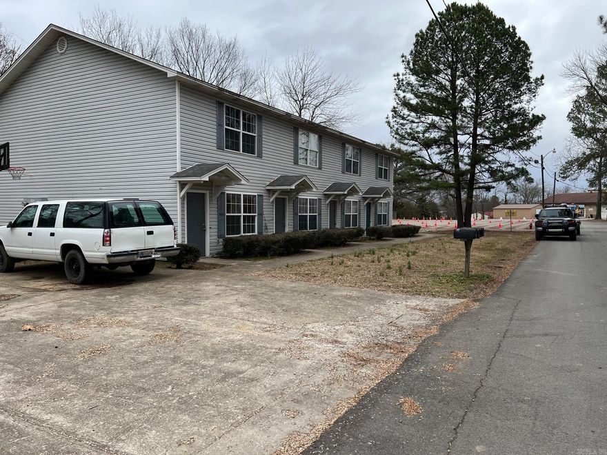 Clean 2 bedroom 1 full bath 1 half bath available. Fresh update No dogs No inside smoking