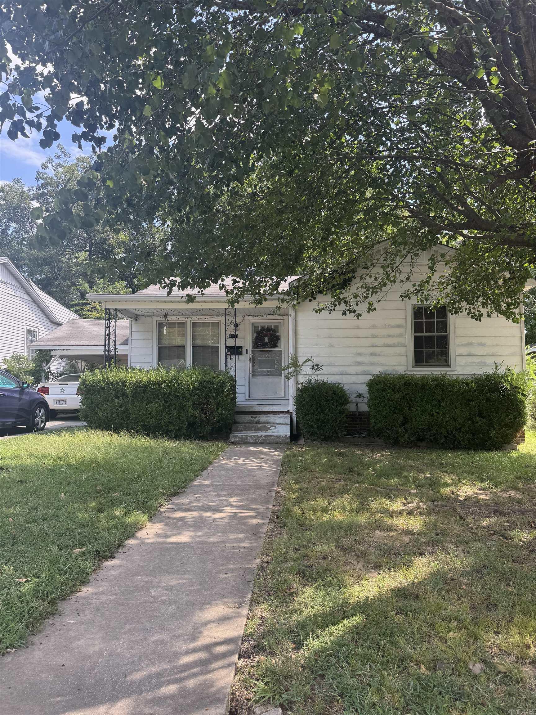 Discover the potential in this charming North Little Rock property! This home offers a prime location with easy access to shopping, dining, schools, and major highways. Whether you're a first-time buyer, investor, or looking for your next project, this property is packed with possibilities. Key Features: Convenient location in a well-established neighborhood Spacious layout ready for your personal touch Ideal for rental income or a starter home Close to schools, parks, and local amenities Don’t miss your chance to own this great property at 4900 Gum St. Schedule your showing today! Contact us now for more information or to arrange a viewing!