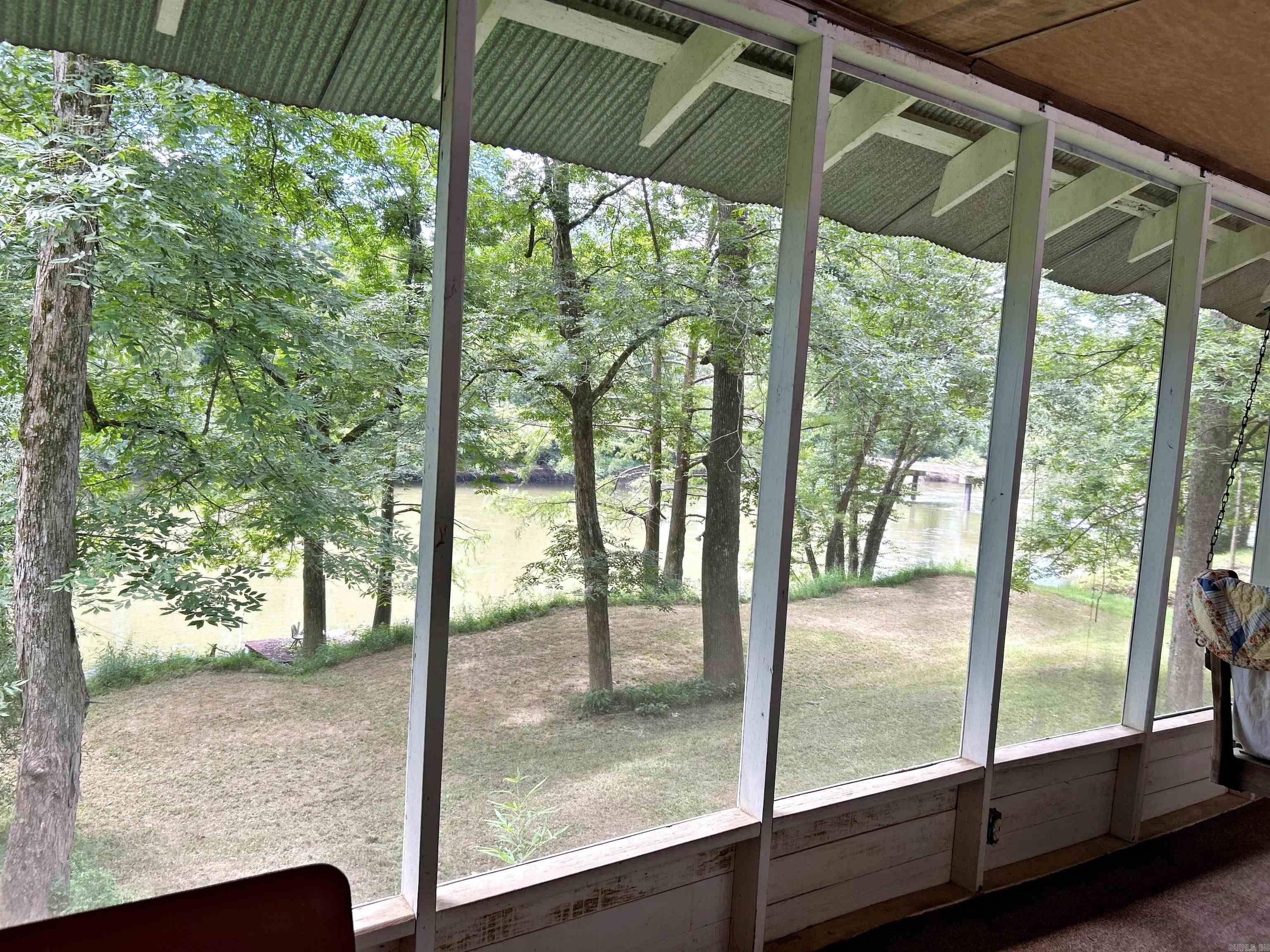 Fabulous Fixer Upper Cabin with a Once in a Life Time Location on the Ouachita River.