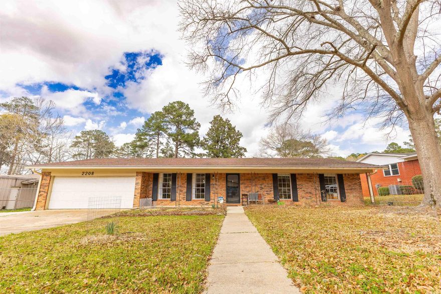 New listing in West Lakes Subdivision. Luxurious 3 bedroom, 2 bathroom residence. Discover serenity inside city boundaries. Visualize breakfast in the sunroom surrounded by West Lakes natural beauty.