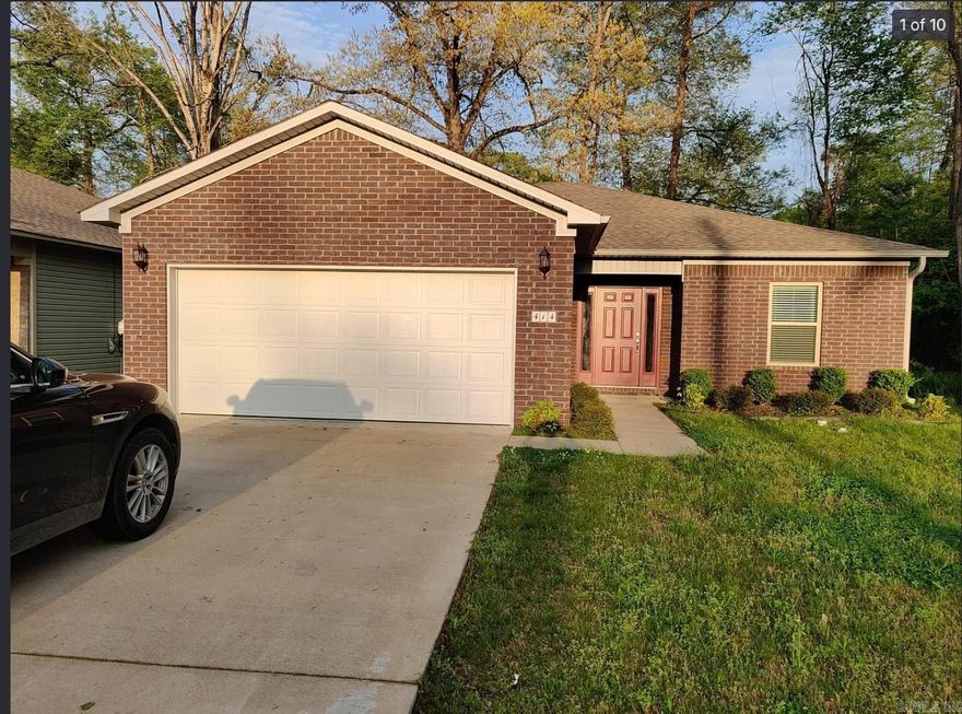Beautiful 3/2, hardwood, granite, crown, fenced back yard, and centrally located to all your needs in Benton, just 25 minutes from Little Rock!