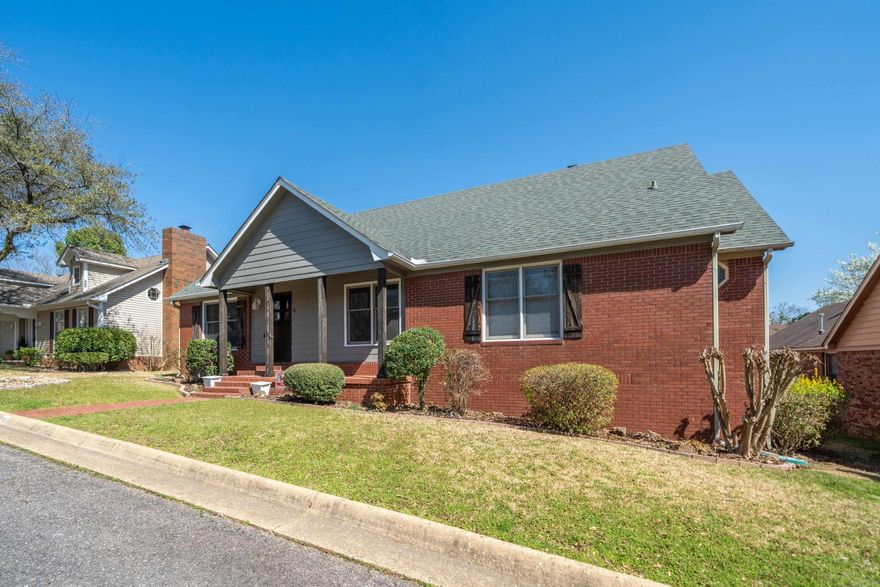 Welcome to this beautiful and well-maintained 3-bedroom, 2-bathroom home located in the sought-after private, gated community ofTownsquare. Situated within the highly-rated Lakeside School District, this home offers the perfect combination of comfort, convenience,and privacy. With its prime location just minutes from the prestigious High School and the nearby Country Club/Golf Course, you’ll enjoythe best of both suburban tranquility and access to recreation and social activities. s you step into the spacious living room, you’llimmediately notice the stunning oak wood floors and cozy ambiance created by the gas log fireplace. This is the perfect space for bothrelaxing evenings at home and hosting guests. Enjoy the outdoors with a spacious covered back patio, complete with a ceiling fan tokeep you cool during warm evenings. This delightful 3/2 home combines luxury with everyday functionality, offering a rare opportunity tolive in a serene, gated neighborhood with access to some of the best amenities in town. Whether you’re lounging in the living room,cooking in the kitchen, or entertaining on the back patio, you’ll appreciate the thoughtful design and attention to detail throughout