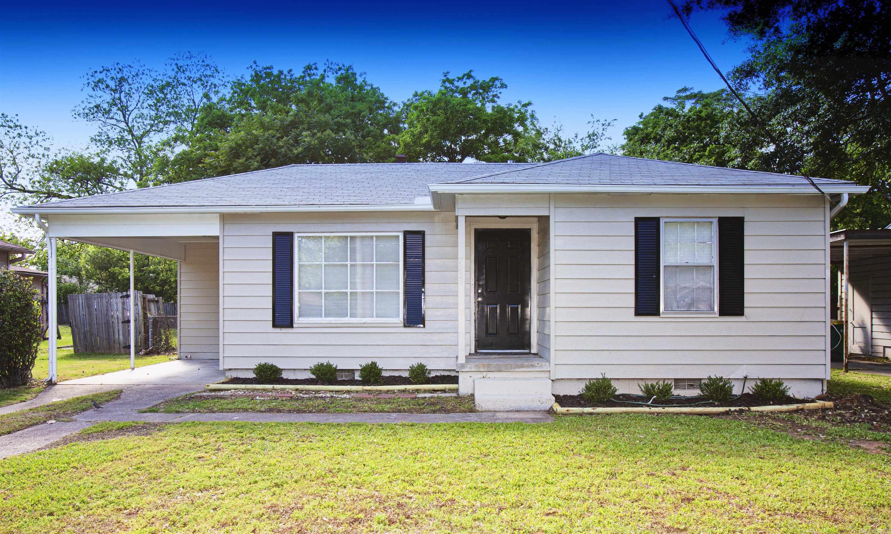Wonderful 3 bedroom 1 Bathroom house located in North Little Rock! Large living room and kitchen with a breakfast bar. Nice size back yard that is perfect for family get togethers. we are still doing clean up and repairs after the tenant moved out.
