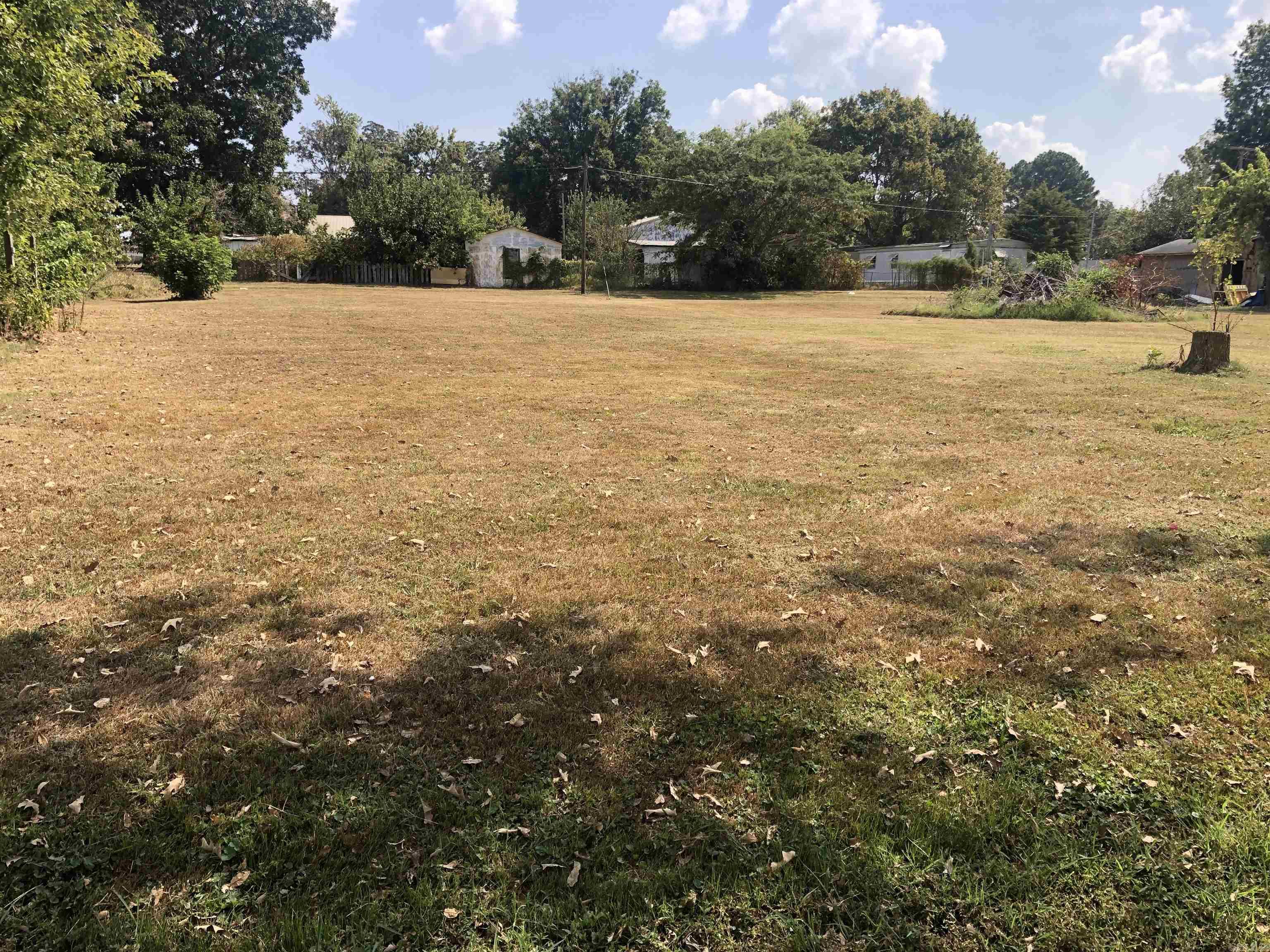 Nice level building lots, zoned R2 in Marmaduke city limits.