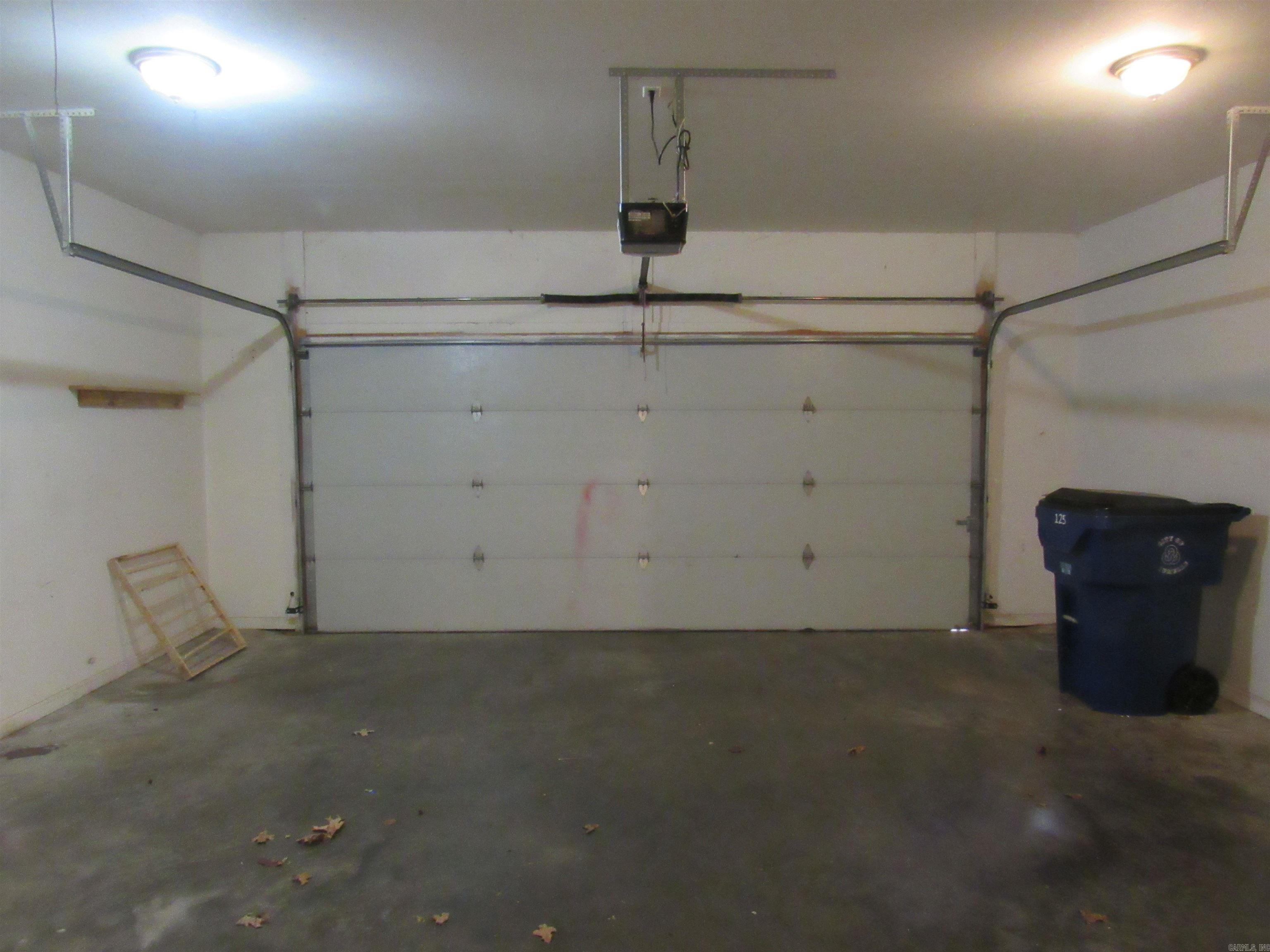 COUNTRY CLUB OF ARK THE - Residential Lease