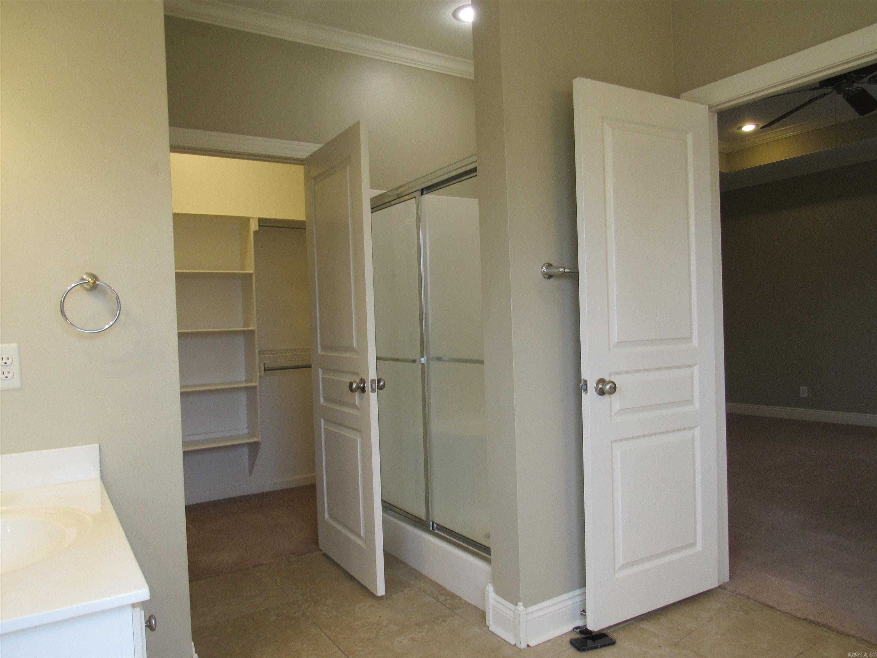 COUNTRY CLUB OF ARK THE - Residential Lease