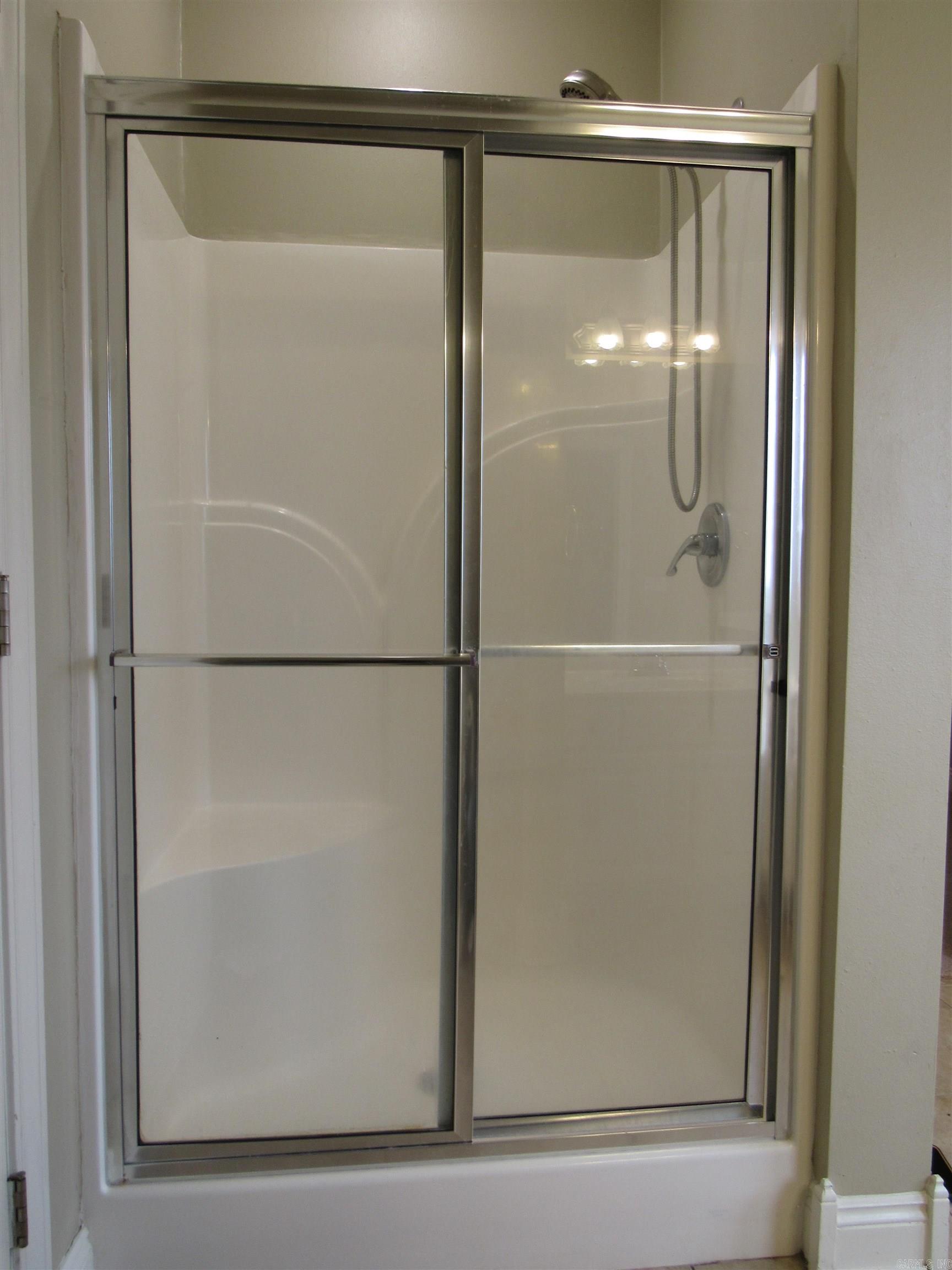 COUNTRY CLUB OF ARK THE - Residential Lease