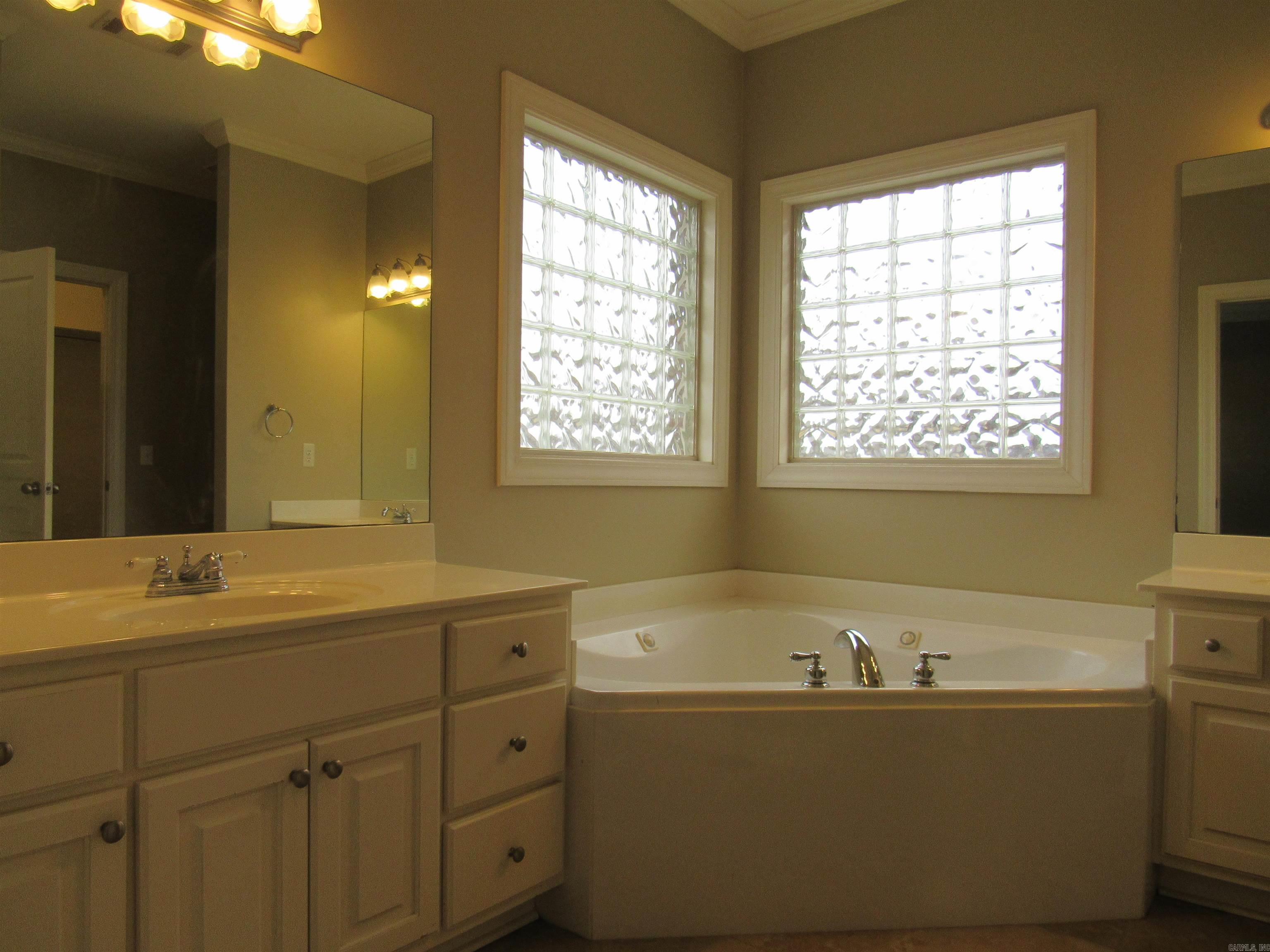 COUNTRY CLUB OF ARK THE - Residential Lease