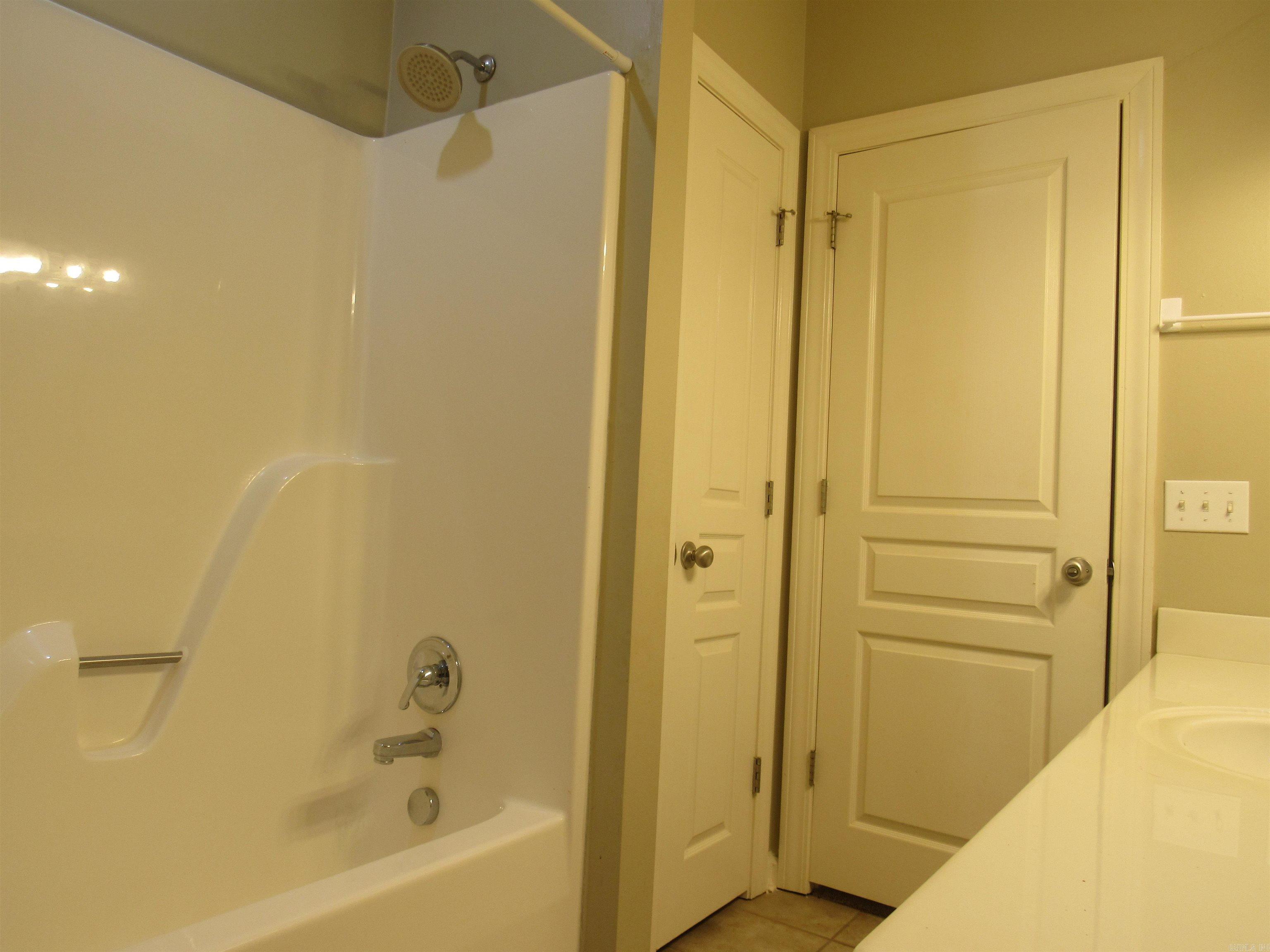 COUNTRY CLUB OF ARK THE - Residential Lease