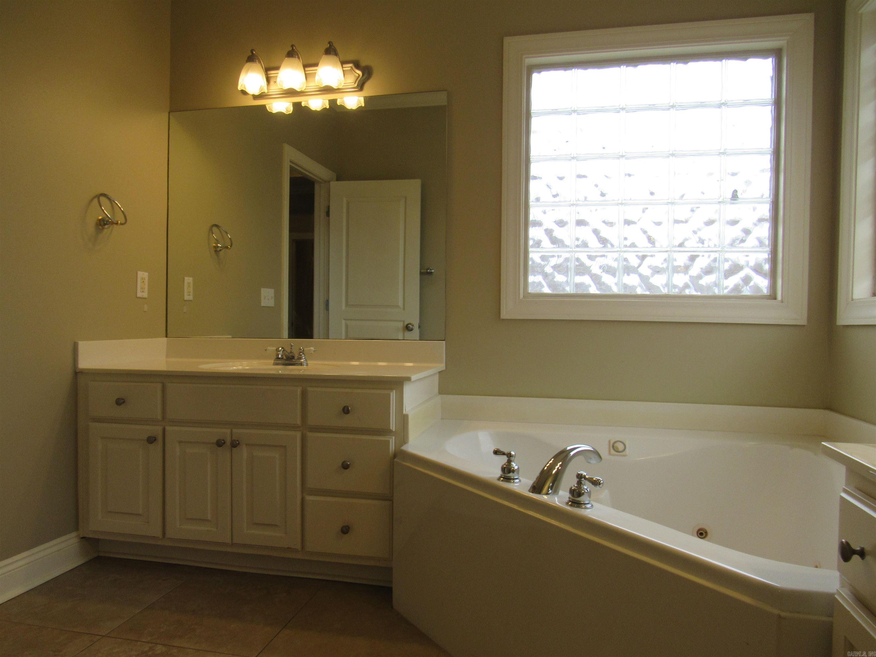 COUNTRY CLUB OF ARK THE - Residential Lease