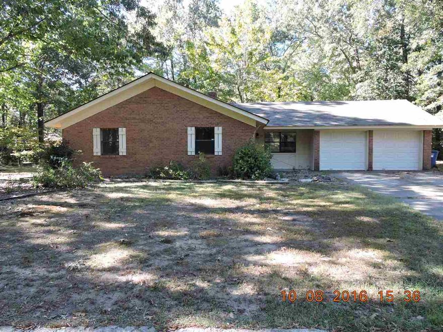 Well established Smoking Oaks neighborhood, large family room with fireplace, galley style kitchen with range/oven, dishwasher, & refrigerator, 2 car garage, spacious bedrooms, carpet & vinyl flooring.