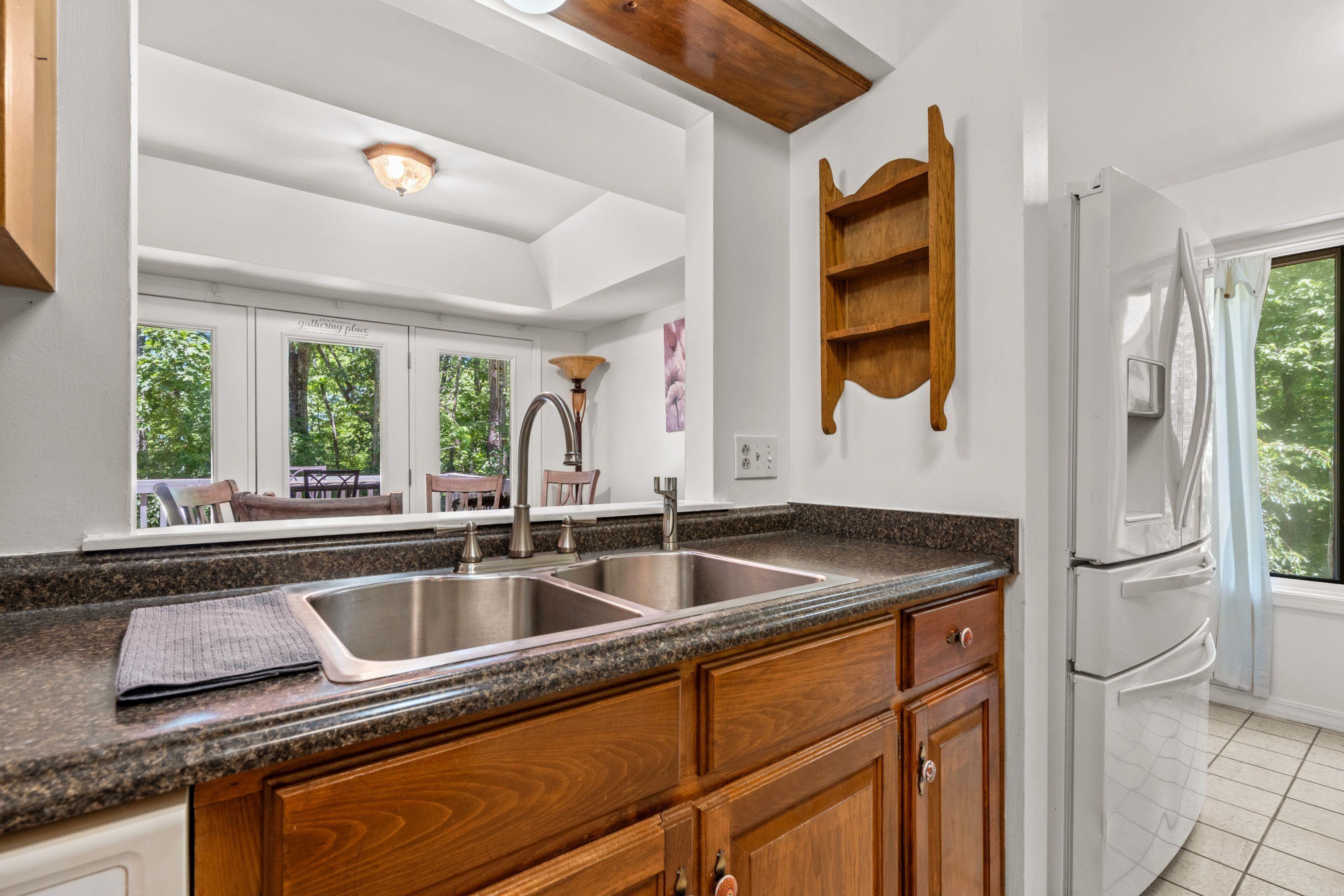 SILVER POINT CONDOS - Residential